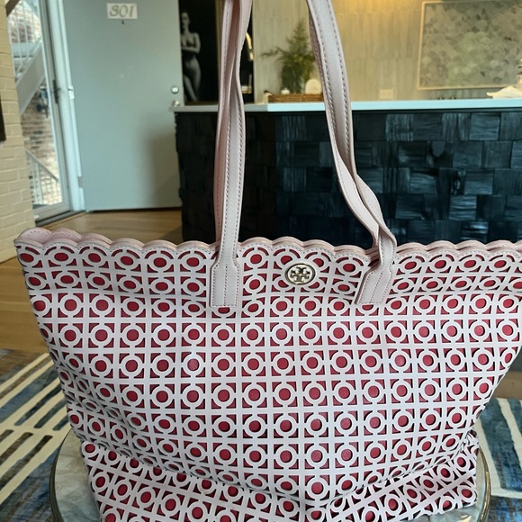 Large Tory Burch Kelsey East-West Scalloped Laser Cut Leather Tote π - Picture 2 of 10